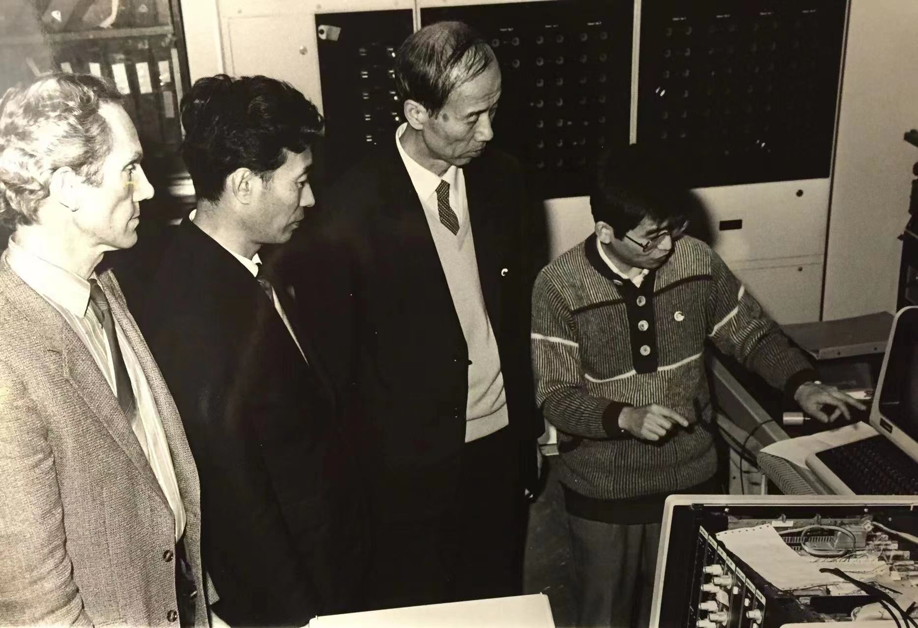 1987年楊以涵老師率團訪問英國貝爾法斯特女王大學